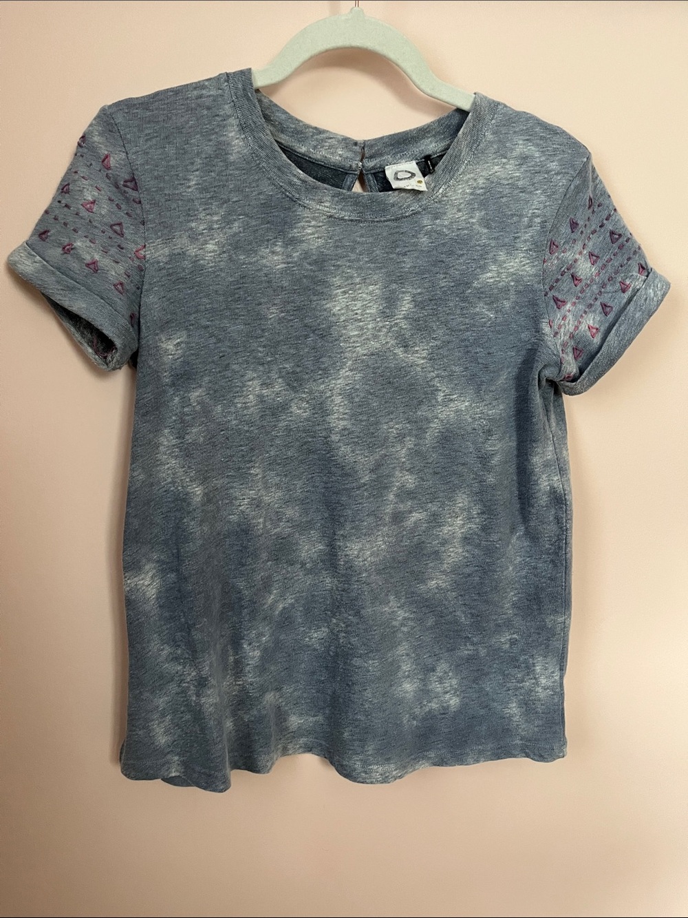 ANTHROPOLOGIE Tie Dyed Blue Gray Knit Short Sleeve Embroidered Tee XS
